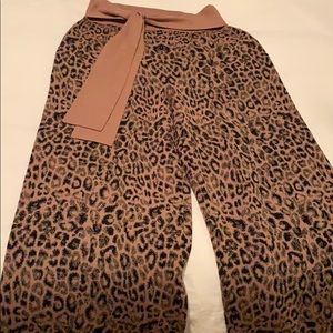 High waisted, wide bottomed leopard pants w tie.